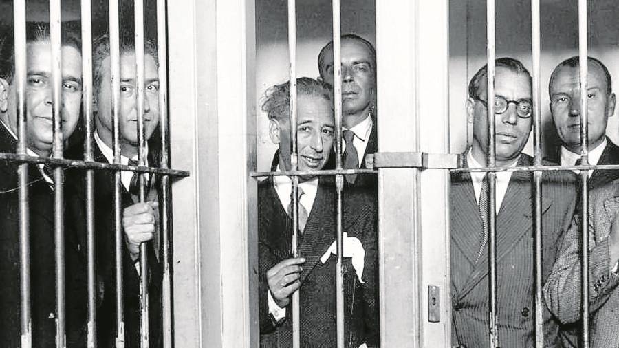 Lluís Companys (en el centro, con un pañuelo) y el resto de consellers encarcelados en 1935. El tarraconense Ventura Gassol es el primero por la derecha. FOTO: DT