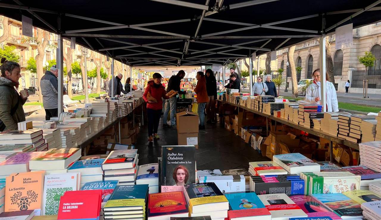 La Rambla Nova llena de libros. Foto: Silvia de Noguera