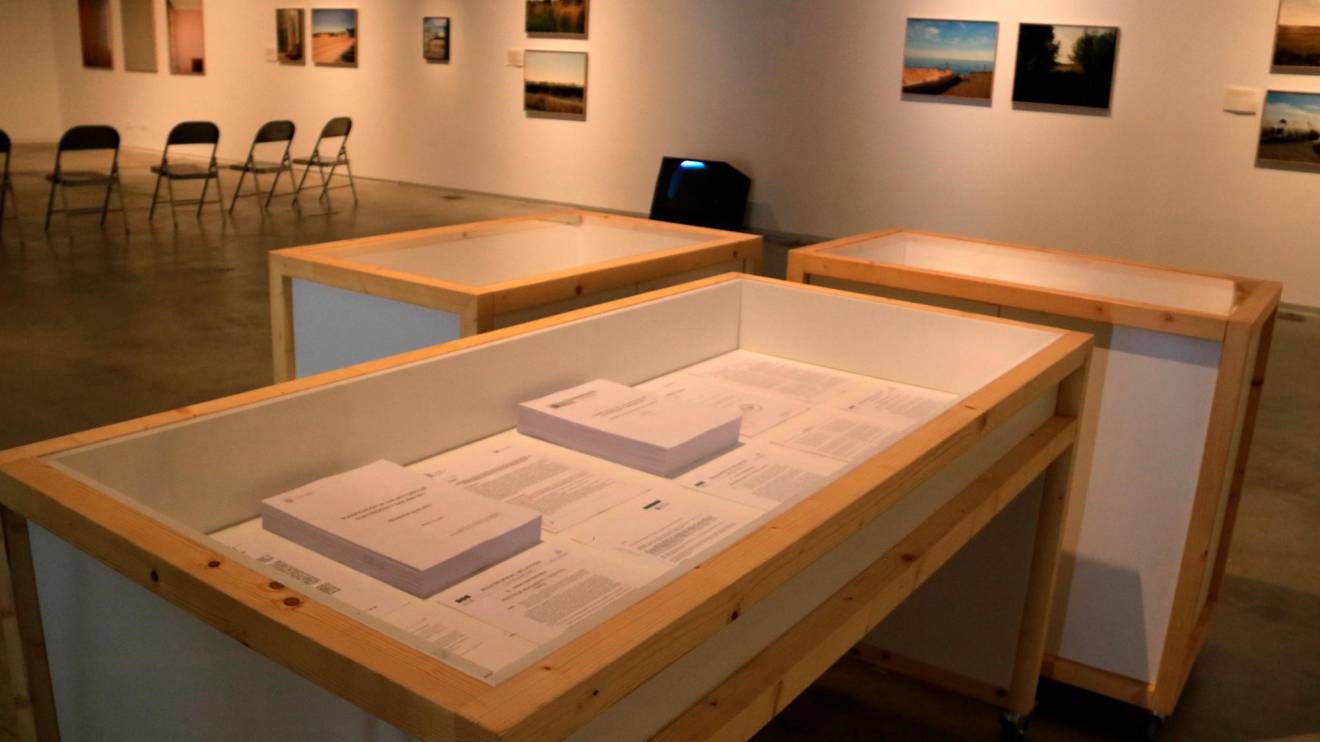 Documents en vitrines, a l’exposició de recerca fotogràfica del Castor. Foto: ACN