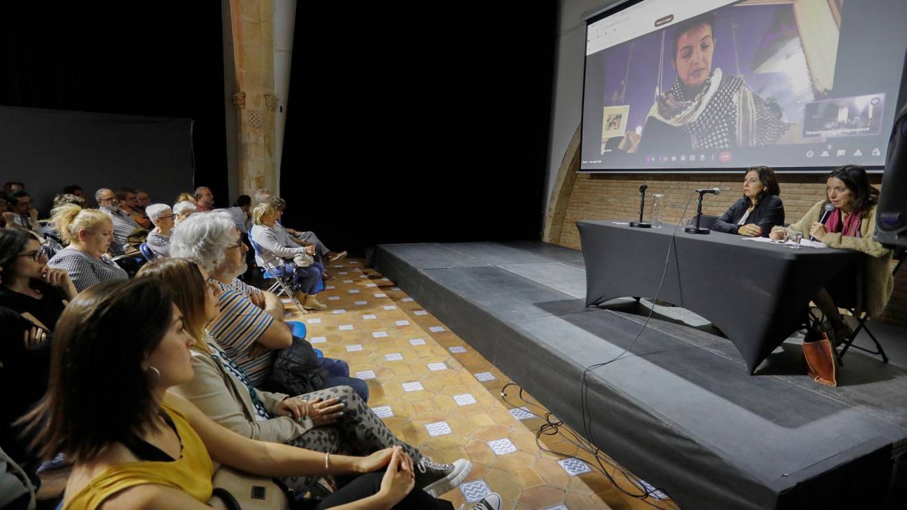 En la pantalla Mai Shanin, palestina que no obtuvo visado para venir a España y, de negro Iris Gur, isarelí. foto: pere ferré