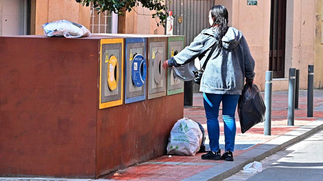 La isla de contenedores de la calle de Sant Pancraç suele acumular desechos alrededor. Foto: Alfredo González