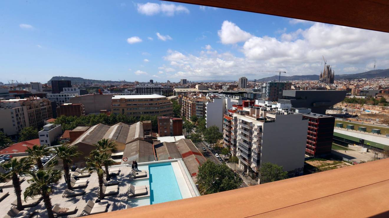 Vista de la piscina de un hotel de Barcelona, este jueves, cuando la Comisión de Sequía del Govern ha analizado el estado de las restricciones de cara al verano. Foto: EFE