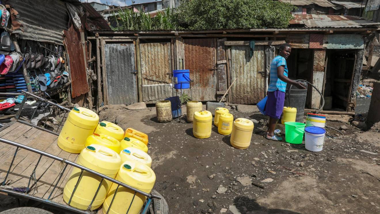 Un hombre llena barriles de agua en Kenia. Foto: EFE