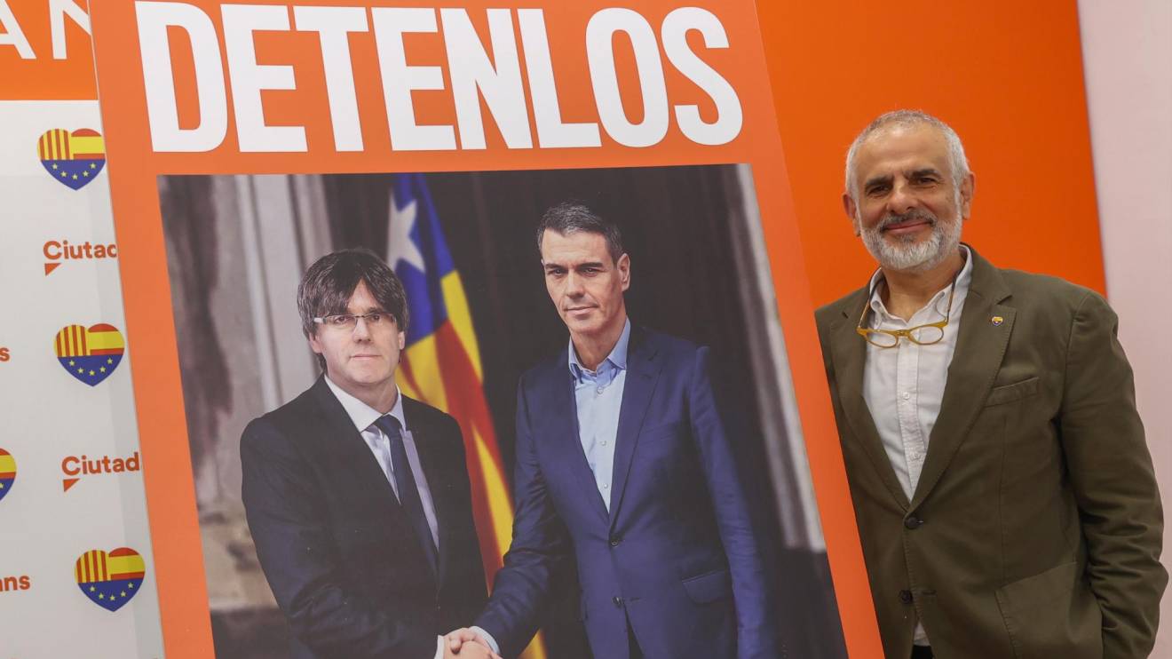 El cabeza de lista de CS para las elecciones catalanas del 12 de mayo, Carlos Carrizosa, durante la presentación este lunes del cartel electoral, una imagen creada con inteligencia artificial. Foto: EFE