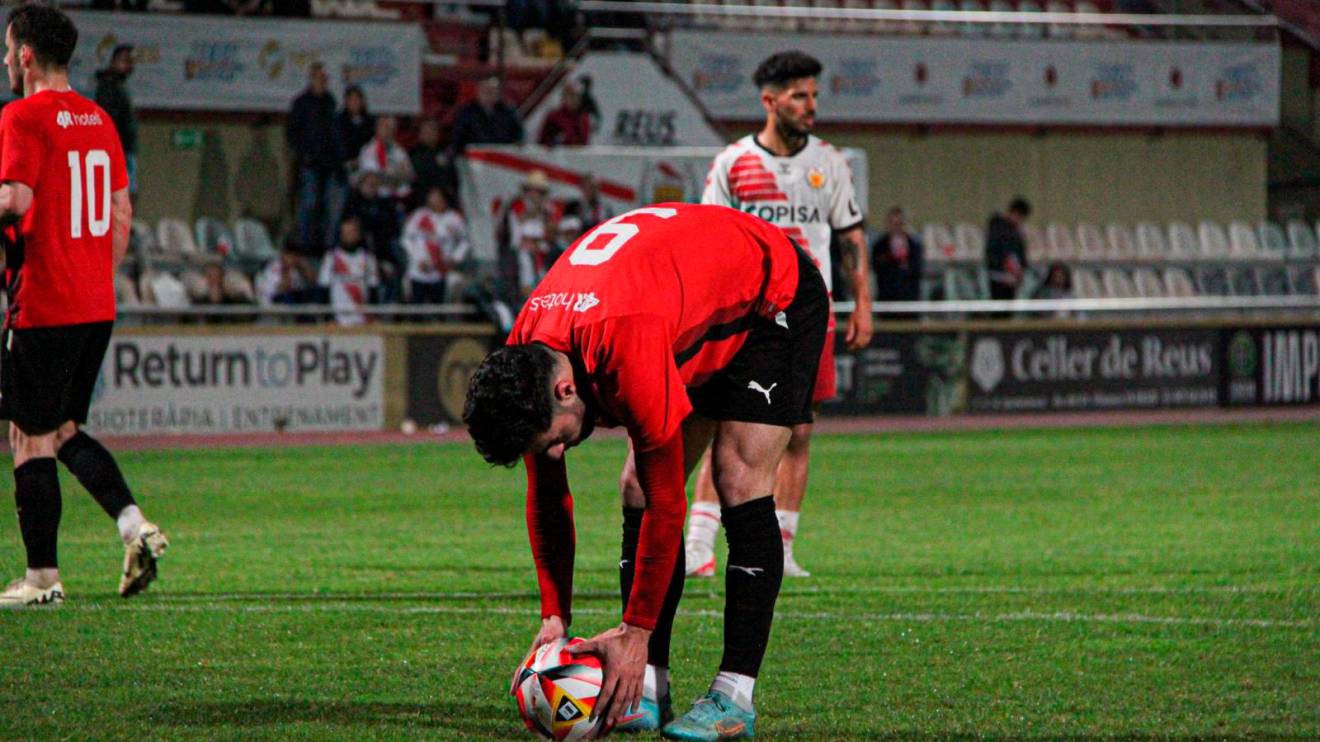 Josep Ramon Sardà, delantero del Reus coloca el balón en el punto de penalti. Foto: Andrés Romero/Reus FCR