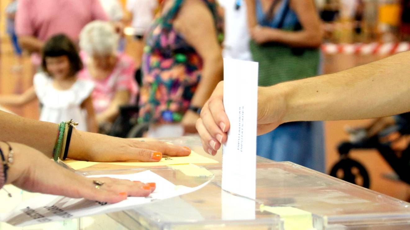 Una persona votando. Foto: ACN