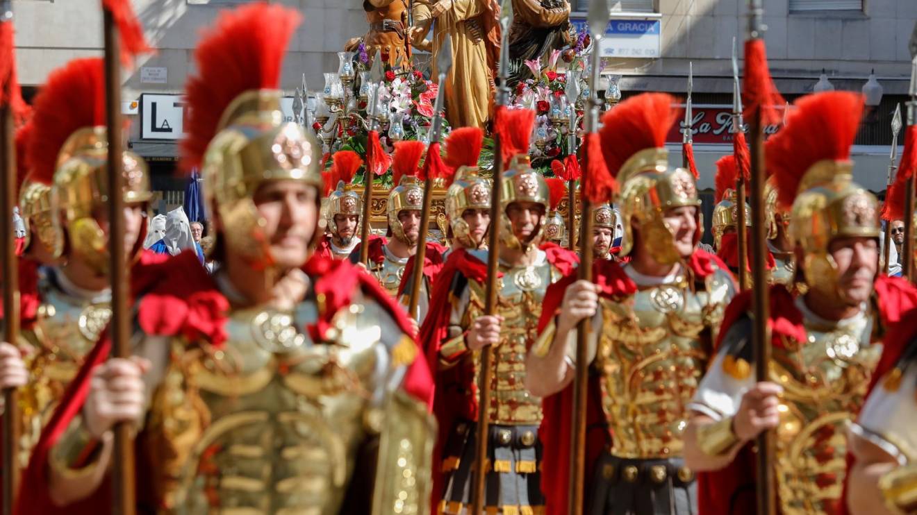 Los Armats con La Presa de Jesús en la Plaça Verdaguer de Tarragona durante la recogida de pasos previa a la procesión del Sant Enterrament de 2023. Foto: Pere Ferré