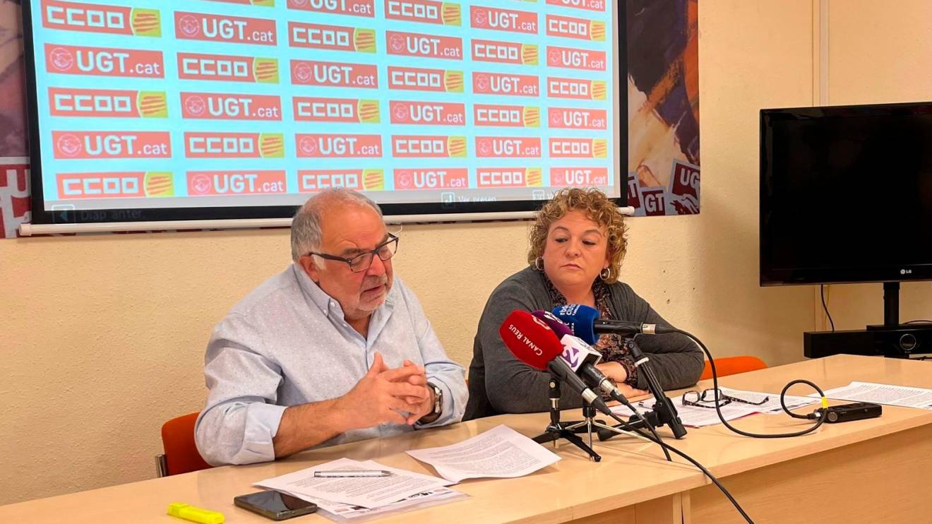 Joan Llort, de UGT, y Marcè Puig, de CCOO, esta mañana durante la rueda de prensa. Foto: C. Pomerol
