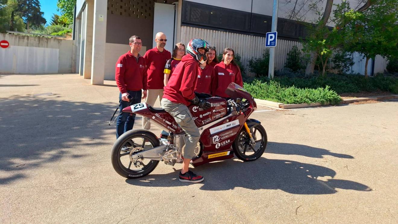 Miembros del equipo URVoltage Racing con la moto con la que compitieron el año pasado. Para el 2025 están preparando otra. Foto: N.M