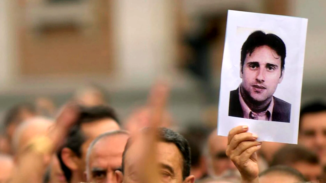 Alguien sostiene una foto de Miguel Ángel Blanco durante una manifestación de hace años. Foto: EFE