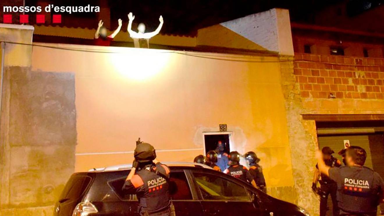 Imatge de l’operació policial al barri de les Quintanes per detenir els sospitosos. Foto: Mossos d’Esquadra