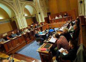 Imagen del pleno municipal, en la Diputació, que aprobó el presupuesto de este 2024. Foto: Pere Ferré