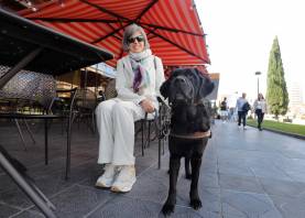Helena Gómez Marco, con su perra guía desde hace nueve años, Ashley. Foto: Pere Ferré
