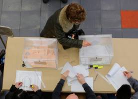 Una mujer depositando su voto en Tarragona. Foto Lluís Milián