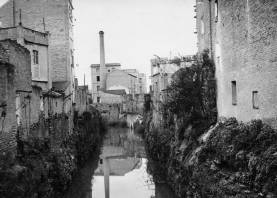 Imatge antiga d’un molí arrosser a la ciutat d’Amposta, vist des del canal. Foto: Museu de les Terres de l’Ebre