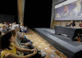 En la pantalla Mai Shanin, palestina que no obtuvo visado para venir a España y, de negro Iris Gur, isarelí. foto: pere ferré