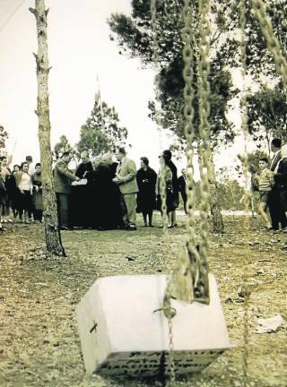 Colocación de la primera piedra de Santa Magdalena el día 3 de abril de 1961 en presencia de Marcel·lí Esquius i el cardenal de Arriba y Castro. Foto: Archivo fotográfico familia Esquius