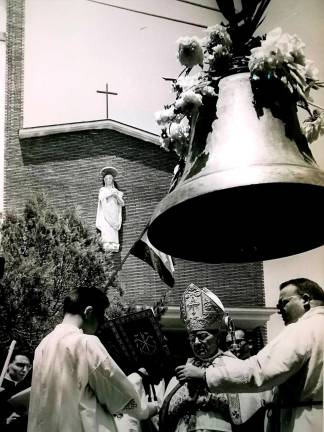 Bendición de la campana Magdalena Benjamina Marcelina el 28 de junio de 1964. Tiene un peso de 120 kilos y un rayo la arrancó de la torre. Foto: Archivo fotográfico familia Esquius