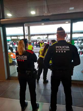 $!Dos agentes en la estación de tren de Tarragona. Foto: CME