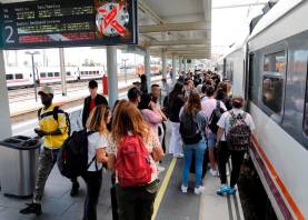 Gente subiendo en un tren en la estación de Tarragona. Foto: Pere Ferré