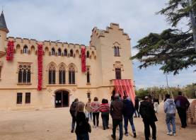 La fachada del Castell de Vila-seca también se ha engalanado este año para la ocasión. Foto: I. A.