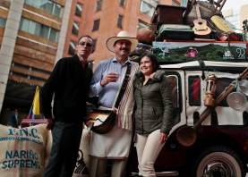 Fotografía de archivo del 27 de junio de 2017 de personas posando junto a el personaje «Juan Valdez»(c), durante la celebración del 90 aniversario de la Federación Nacional de Cafeteros, en Bogotá (Colombia). Foto: EFE