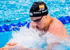 Carles Coll, nadando una prueba de braxza. FOTO: RFEN