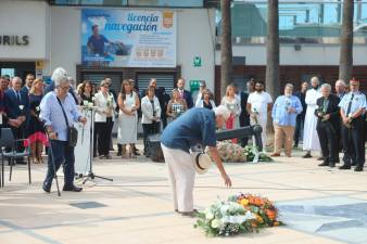 Familiares y amigos llorando la muerte de las víctimas del atentado en Cambrils. Foto: Alba Mariné