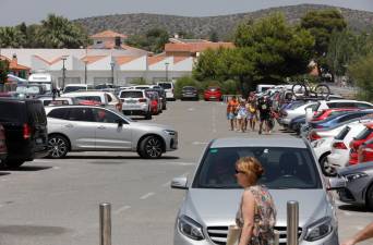 Un parking de la urbanización de La Móra, muy congestionada en verano. Foto: Pere Ferré