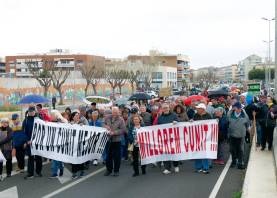 Más de mil personas salieron a la calle para protestar contra la gestión del Ayuntamiento de Cunit. Foto: Lourdes Meroño