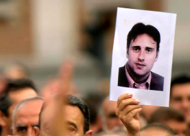 Alguien sostiene una foto de Miguel Ángel Blanco durante una manifestación de hace años. Foto: EFE