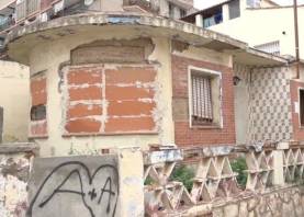 La casa lleva años abandonada y vandalizada. FOTO: RTV VENDRELL
