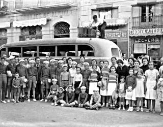Niños y niñas delante de Casa Cuadras, en 1936, a punto de irse de colonias a La Seu d’Urgell. Tuvieron que volver tras el golpe de estado. Foto: Vallvé/Centre d’Imatges de Tarragona / L’Arxiu