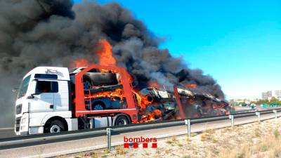 El camión ardiendo. Foto: Bombers