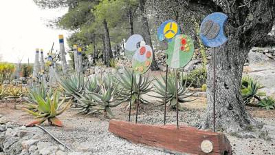 Junto a los cactus se han erigido obras de arte creadas por el impulsor del jardín.