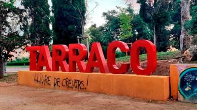 Les lletres de ‘Tarraco’ posades al Camp de Mart ja tenen grafitis. foto: @tarragonitipus