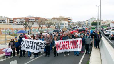 Más de mil personas salieron a la calle para protestar contra la gestión del Ayuntamiento de Cunit. Foto: Lourdes Meroño