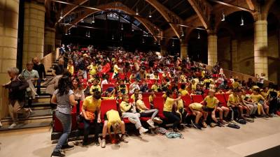 Unos 600 alumnos de las escuelas de Vila-seca han asistido al Celler a ver el espectáculo Cançons amb trementina. Foto: Pere. Ferré