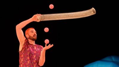 Interpretación de ‘Rollercoaster, del artista Wes Peden, ayer en el Teatre Bartrina. Foto: Alfredo González