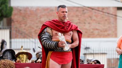 El gladiador de Tarraco Ludus, explicando detalles sobre estos combatientes. foto: m. bosch