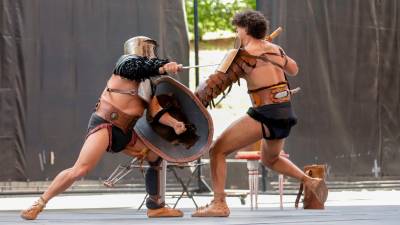 Exhibición de lucha de gladiadores en el Camp de Mart entre un hombre que fue esclavo y otro condenado por ladrón. foto: marc bosch