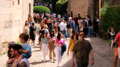 Turistas paseando en Girona durante el Temps de Flors. Foto: Ariadna Reche/ACN