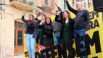 La cap de llista, Laia Estrada, acompanyada de la número 2 de Barcelona, Laure Vega; el cap de llista per Tarragona, Sergi Saladié i altres candidats. Foto: ACN