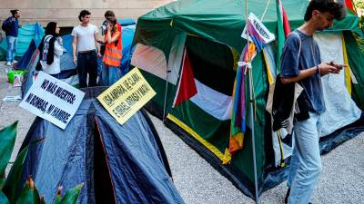 Estudiantes de la Universitat de Barcelona acampan en la sede del centro. FOTO: EFE