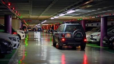 El interior del aparcamiento subterráneo de Les Oques, uno de los de la red gestionada por Reus Mobilitat i Serveis. foto: Alfredo González