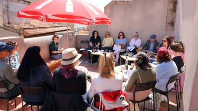 La primera sessió feta al terrat del Club de Lectura. Foto: Alba Mariné