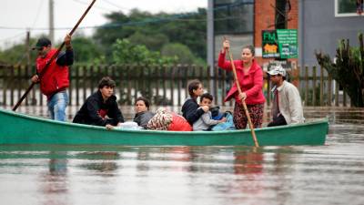 Vecinos rescatados del sector de Isla de la Pintada, que sufre con la subida del agua por las lluvias este viernes, en Porto Alegre (Brasil). Foto: EFE