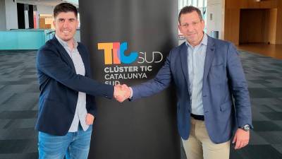 El president de TIC Sud, Pablo Mazón (dreta), i el director comercial del Diari, Carlos Amil. Foto: Cedida
