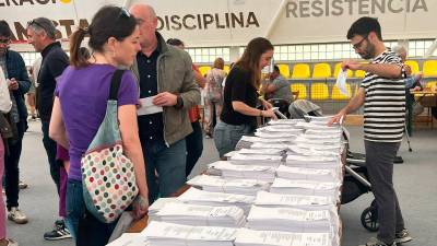 Vecinos votando en la Escola Joan Rebull de Reus, este domingo. Foto: Alfredo González