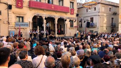 Acte d’inauguració de la festa, aquest divendres al vespre amb la plaça de l’Ajuntament d’Amposta plena de gom a gom. Foto: M. Pallás